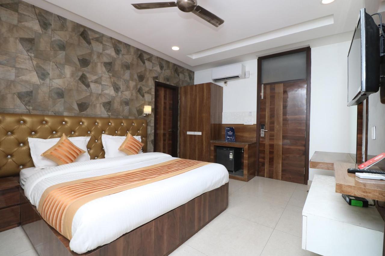 Oyo 9999 Hotel La Wisteria Δελχί Εξωτερικό φωτογραφία