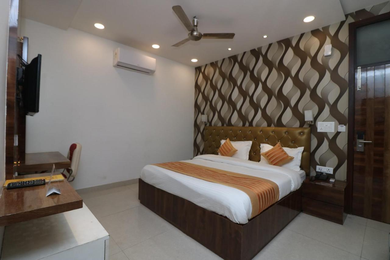 Oyo 9999 Hotel La Wisteria Δελχί Εξωτερικό φωτογραφία